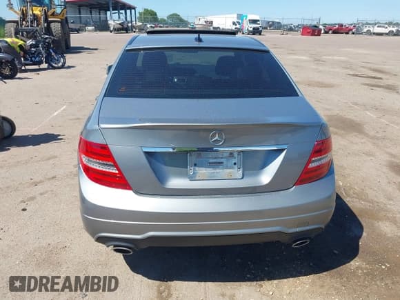 ✅ 2013 Mercedes-Benz C 300 Sport • VIN: WDDGF8AB1DR275539 • Лот: 42608207. Опубликован ранее на IAAI с пробегом 179 363 миль. Бесплатный доступ к архиву аукционных продаж из США и подробный отчёт об истории автомобиля на DreamBid. Изображение 17.