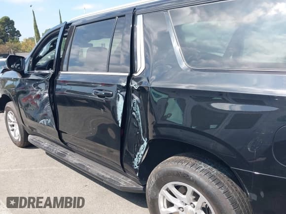 ✅ 2023 Chevrolet Suburban LS • VIN: 1GNSCBKD2PR245004 • Lot: 43312979. Wystawiony na IAAI z przebiegiem 148 253 mil. Bezpłatny archiwum sprzedaży aukcyjnych z USA i szczegółowy raport historii pojazdu na DreamBid. Zdjęcie 17.