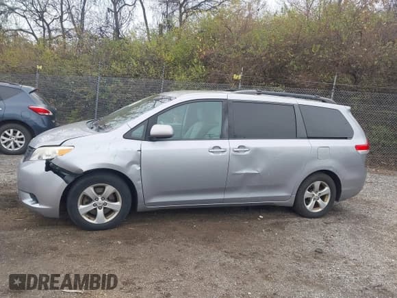 ✅ 2012 Toyota Sienna LE • VIN: 5TDKK3DC3CS234076 • Lot: 43789027. Wystawiony na IAAI z przebiegiem 189 489 mil. Bezpłatny archiwum sprzedaży aukcyjnych z USA i szczegółowy raport historii pojazdu na DreamBid. Zdjęcie 17.