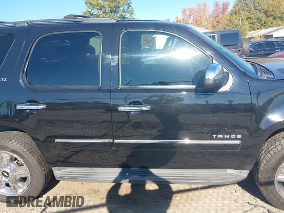 ✅ 2010 Chevrolet Tahoe LTZ • VIN: 1GNUCCE0XAR291744 • Lot: 43595689. Wystawiony na IAAI z przebiegiem 170 861 mil. Bezpłatny archiwum sprzedaży aukcyjnych z USA i szczegółowy raport historii pojazdu na DreamBid. Zdjęcie 12.