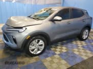 ✅ 2025 Buick Encore GX Preferred • VIN: KL4AMBSLXSB146001 • Lot: 93838335. Wystawiony na Copart z przebiegiem 18 990 mil. Bezpłatny archiwum sprzedaży aukcyjnych z USA i szczegółowy raport historii pojazdu na DreamBid. Zdjęcie 1.