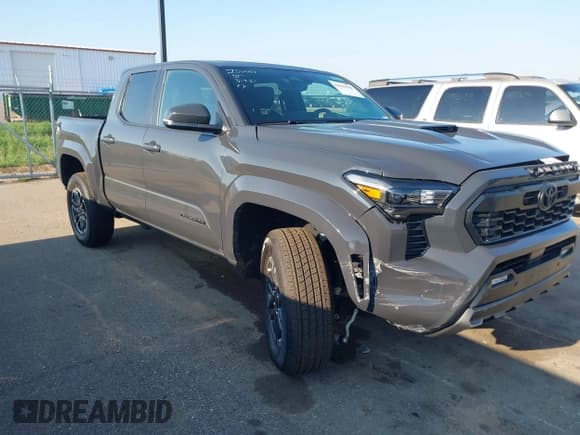 ✅ 2025 Toyota Tacoma SR • VIN: 3TMLB5JNXSM103411 • Лот: 42963505. Опубликован ранее на IAAI с пробегом 9 330 миль. Бесплатный доступ к архиву аукционных продаж из США и подробный отчёт об истории автомобиля на DreamBid. Изображение 1.