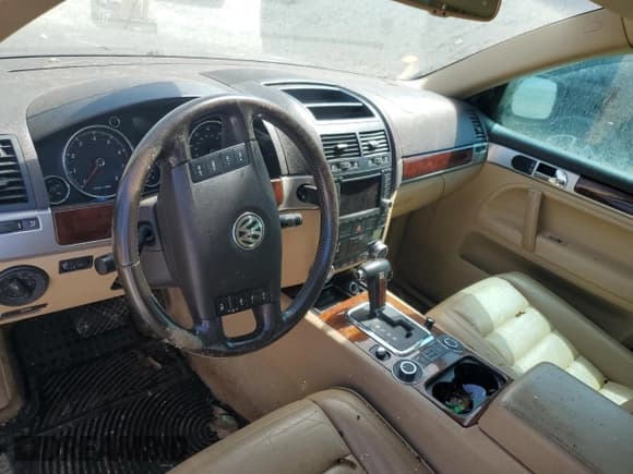 ✅ 2005 Volkswagen Touareg • VIN: WVGLG77L45D057637 • Lot: 70389755. Wystawiony na Copart z przebiegiem Nie podano. Bezpłatny archiwum sprzedaży aukcyjnych z USA i szczegółowy raport historii pojazdu na DreamBid. Zdjęcie 8.