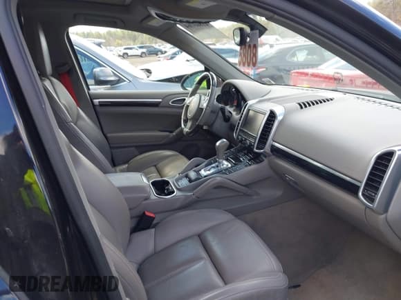 ✅ 2011 Porsche Cayenne S Hybrid • VIN: WP1AE2A22BLA93511 • Lot: 41803764. Wystawiony na IAAI z przebiegiem 116 712 mil. Bezpłatny archiwum sprzedaży aukcyjnych z USA i szczegółowy raport historii pojazdu na DreamBid. Zdjęcie 5.