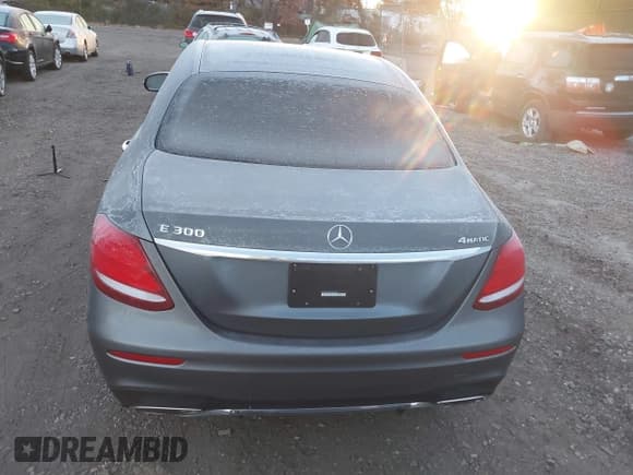 ✅ 2019 Mercedes-Benz E 300 • VIN: WDDZF4KB2KA633338 • Lot: 43617782. Listed on IAAI with 66,391 mi. Free auction sales archive from the USA and detailed vehicle history report at DreamBid. Image 16.