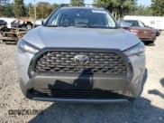 ✅ 2024 Toyota Corolla Cross LE • VIN: 7MUBAABG5RV112489 • Lot: 80777095. Wystawiony na Copart z przebiegiem 20 929 mil. Bezpłatny archiwum sprzedaży aukcyjnych z USA i szczegółowy raport historii pojazdu na DreamBid. Zdjęcie 5.