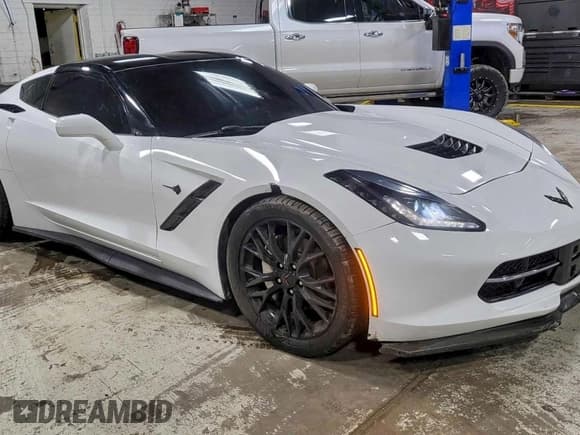 ✅ 2015 Chevrolet Corvette 1LT • VIN: 1G1YB2D7XF5117802 • Lot: 96022475. Wystawiony na Copart z przebiegiem 54 182 mil. Bezpłatny archiwum sprzedaży aukcyjnych z USA i szczegółowy raport historii pojazdu na DreamBid. Zdjęcie 1.