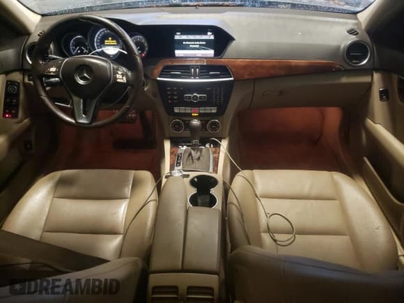 ✅ 2012 Mercedes-Benz C 300 Sport • VIN: WDDGF8BB1CA709311 • Лот: 84649524. Опубликован ранее на Copart с пробегом 154 747 миль. Бесплатный доступ к архиву аукционных продаж из США и подробный отчёт об истории автомобиля на DreamBid. Изображение 8.