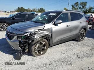 ✅ 2024 Kia Seltos EX • VIN: KNDER2AA8R7479240 • Lot: 86622375. Wystawiony na Copart z przebiegiem 21 093 mil. Bezpłatny archiwum sprzedaży aukcyjnych z USA i szczegółowy raport historii pojazdu na DreamBid. Zdjęcie 1.