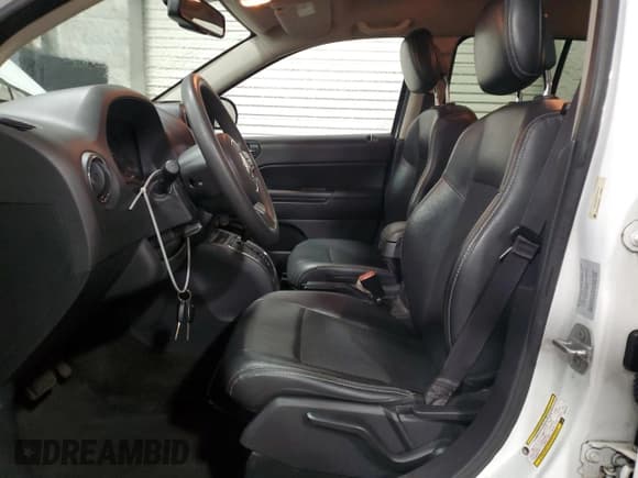 ✅ 2015 Jeep Compass Sport • VIN: 1C4NJCBA3FD361427 • Lot: 89635215. Wystawiony na Copart z przebiegiem 138 839 mil. Bezpłatny archiwum sprzedaży aukcyjnych z USA i szczegółowy raport historii pojazdu na DreamBid. Zdjęcie 7.