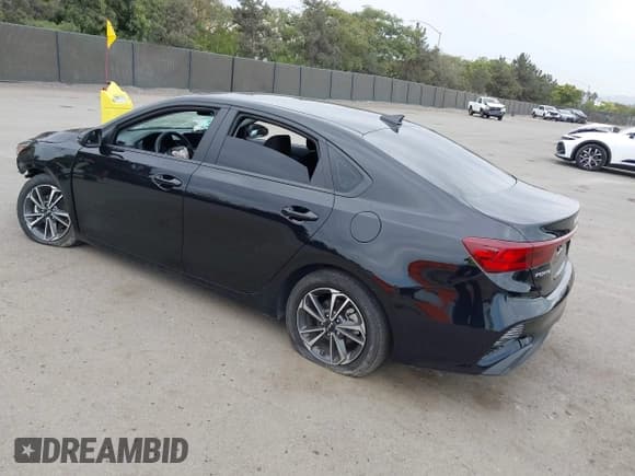 ✅ 2024 Kia Forte LXS • VIN: 3KPF24AD6RE698809 • Lot: 43422557. Wystawiony na IAAI z przebiegiem 31 606 mil. Bezpłatny archiwum sprzedaży aukcyjnych z USA i szczegółowy raport historii pojazdu na DreamBid. Zdjęcie 3.