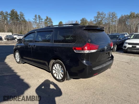 ✅ 2013 Toyota Sienna XLE • VIN: 5TDDK3DC3DS052713 • Lot: 41451844. Wystawiony na IAAI z przebiegiem 284 884 mil. Bezpłatny archiwum sprzedaży aukcyjnych z USA i szczegółowy raport historii pojazdu na DreamBid. Zdjęcie 3.
