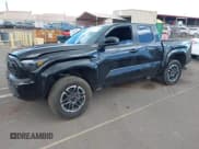 ✅ 2024 Toyota Tacoma SR5 • VIN: 3TYKB5FN9RT011709 • Lot: 42475443. Wystawiony na IAAI z przebiegiem 11 357 mil. Bezpłatny archiwum sprzedaży aukcyjnych z USA i szczegółowy raport historii pojazdu na DreamBid. Zdjęcie 2.