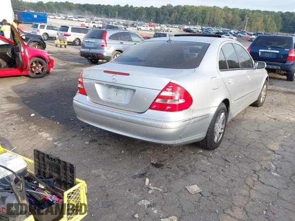 ✅ 2003 Mercedes-Benz E 320 • VIN: WDBUF65J63A118930 • Лот: 43279477. Опубликован ранее на IAAI с пробегом 205 787 миль. Бесплатный доступ к архиву аукционных продаж из США и подробный отчёт об истории автомобиля на DreamBid. Изображение 4.