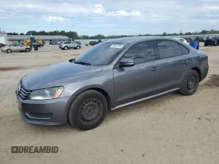 ✅ 2015 Volkswagen Passat S • VIN: 1VWAT7A34FC061790 • Lot: 80907195. Wystawiony na Copart z przebiegiem 140 833 mil. Bezpłatny archiwum sprzedaży aukcyjnych z USA i szczegółowy raport historii pojazdu na DreamBid. Zdjęcie 1.