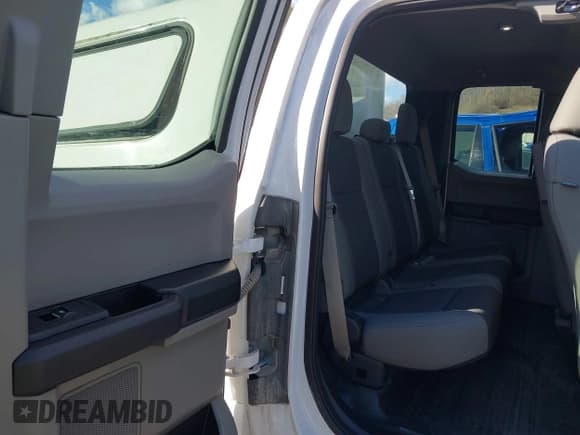 ✅ 2017 Ford F-150 XL • VIN: 1FTFX1EF3HFB90524 • Lot: 41451534. Listed on IAAI with 156,782 mi. Free auction sales archive from the USA and detailed vehicle history report at DreamBid. Image 8.