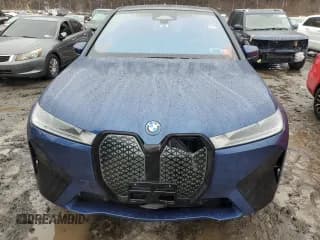 ✅ 2023 BMW iX xDrive50 • VIN: WB523CF09PCM04671 • Lot: 38947734. Wystawiony na Copart z przebiegiem Nie podano. Bezpłatny archiwum sprzedaży aukcyjnych z USA i szczegółowy raport historii pojazdu na DreamBid. Zdjęcie 5.
