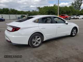 2020 Hyundai Sonata SE z VIN 5NPEG4JA0LH036990, wystawiony jako Copart lot #90990915 z przebiegiem 86 560 mil mil oraz Czysty tytuł • Clean title. Historia ofert i sprzedaży dostępna na DreamBid. Obrazek 3.