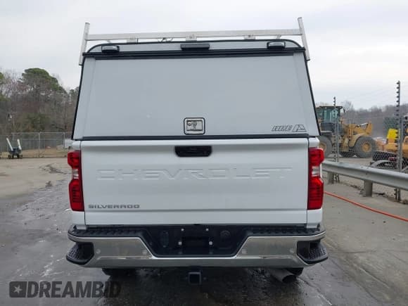 ✅ 2024 Chevrolet Silverado 2500HD Work Truck • VIN: 1GC2YLE72RF198079 • Lot: 41586127. Wystawiony na IAAI z przebiegiem 9 934 mil. Bezpłatny archiwum sprzedaży aukcyjnych z USA i szczegółowy raport historii pojazdu na DreamBid. Zdjęcie 17.