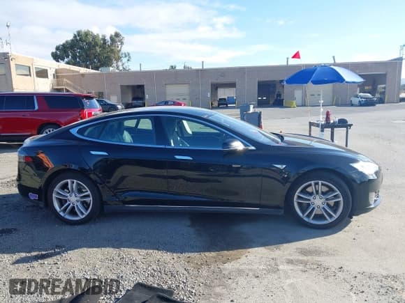 ✅ 2015 Tesla Model S 85D • VIN: 5YJSA1E29FF111842 • Lot: 43325163. Wystawiony na IAAI z przebiegiem 116 860 mil. Bezpłatny archiwum sprzedaży aukcyjnych z USA i szczegółowy raport historii pojazdu na DreamBid. Zdjęcie 13.