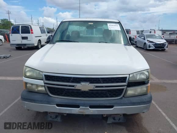 2007 Chevrolet Silverado 1500 Work Truck z VIN 3GCEC14X07G197980, wystawiony jako IAAI lot #43411931 z przebiegiem 85 505 mil mil oraz . Historia ofert i sprzedaży dostępna na DreamBid. Obrazek 12.