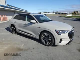 ✅ 2022 Audi e-tron Premium • VIN: WA1AAAGE6NB012037 • Lot: 90086485. Wystawiony na Copart z przebiegiem 30 655 mil. Bezpłatny archiwum sprzedaży aukcyjnych z USA i szczegółowy raport historii pojazdu na DreamBid. Zdjęcie 4.
