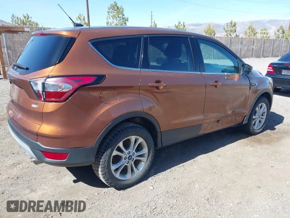 ✅ 2017 Ford Escape SE • VIN: 1FMCU9GD2HUA51174 • Lot: 41733323. Wystawiony na IAAI z przebiegiem 79 278 mil. Bezpłatny archiwum sprzedaży aukcyjnych z USA i szczegółowy raport historii pojazdu na DreamBid. Zdjęcie 4.