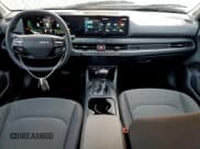 ✅ 2025 Kia K4 LXS • VIN: 3KPFT4DE0SE046422 • Lot: 94164055. Wystawiony na Copart z przebiegiem 23 194 mil. Bezpłatny archiwum sprzedaży aukcyjnych z USA i szczegółowy raport historii pojazdu na DreamBid. Zdjęcie 8.