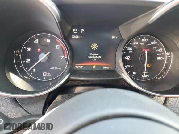 ✅ 2017 Alfa Romeo Giulia Ti • VIN: ZARFAEEN3H7537804 • Lot: 81471925. Wystawiony na Copart z przebiegiem 74 717 mil. Bezpłatny archiwum sprzedaży aukcyjnych z USA i szczegółowy raport historii pojazdu na DreamBid. Zdjęcie 9.