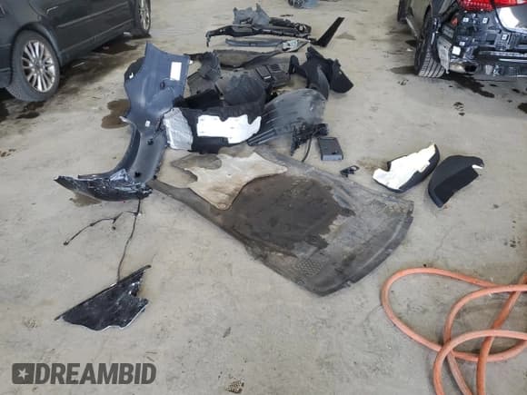 ✅ 2024 Mercedes-Benz C 63 S AMG E Performance • VIN: W1KAF8AB3RR221818 • Lot: 53712045. Wystawiony na Copart z przebiegiem 361 mil. Bezpłatny archiwum sprzedaży aukcyjnych z USA i szczegółowy raport historii pojazdu na DreamBid. Zdjęcie 12.