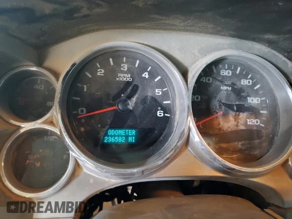 ✅ 2014 Chevrolet Silverado 2500HD Work Truck • VIN: 1GC0CVCG9EF163571 • Lot: 58224585. Wystawiony na Copart z przebiegiem 236 582 mil. Bezpłatny archiwum sprzedaży aukcyjnych z USA i szczegółowy raport historii pojazdu na DreamBid. Zdjęcie 9.