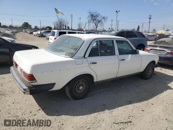 ✅ 1985 Mercedes-Benz 300 • VIN: WDBAB33C5FA264693 • Lot: 47318655. Listed on Copart with 241,531 mi. Free auction sales archive from the USA and detailed vehicle history report at DreamBid. Image 3.