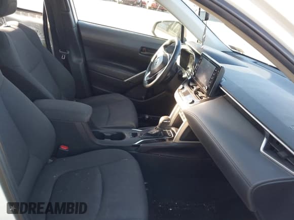 ✅ 2022 Toyota Corolla Cross LE • VIN: 7MUCAABGXNV017750 • Lot: 43469937. Wystawiony na IAAI z przebiegiem 50 669 mil. Bezpłatny archiwum sprzedaży aukcyjnych z USA i szczegółowy raport historii pojazdu na DreamBid. Zdjęcie 5.