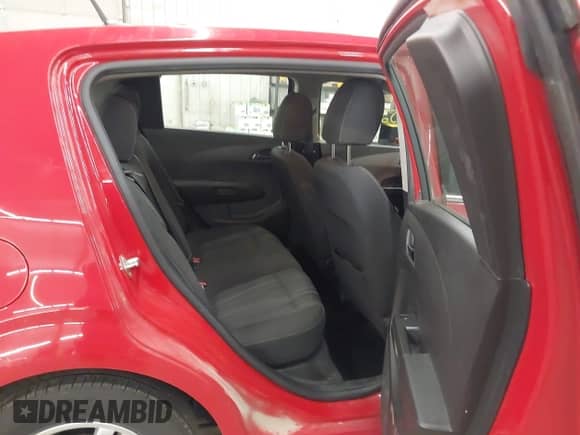 2012 Chevrolet Sonic LT z VIN 1G1JD6SB1C4114864, wystawiony jako IAAI lot #43523084 z przebiegiem 101 758 mil mil oraz . Historia ofert i sprzedaży dostępna na DreamBid. Obrazek 8.