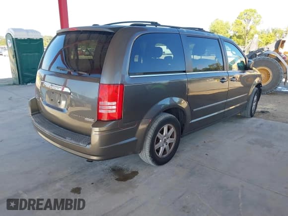 ✅ 2010 Chrysler Town & Country Touring • VIN: 2A4RR5D12AR226507 • Lot: 43780060. Listed on IAAI with 143,329 mi. Free auction sales archive from the USA and detailed vehicle history report at DreamBid. Image 4.