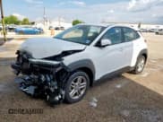 ✅ 2023 Hyundai Kona SE • VIN: KM8K22AB8PU025967 • Лот: 84655675. Опубликован ранее на Copart с пробегом 90 995 миль. Бесплатный доступ к архиву аукционных продаж из США и подробный отчёт об истории автомобиля на DreamBid. Изображение 1.