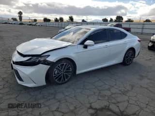 2025 Toyota Camry LE z VIN 4T1DAACK6SU069476, wystawiony jako Copart lot #80214315 z przebiegiem 8 913 mil mil oraz Szkoda całkowita • Salvage title. Historia ofert i sprzedaży dostępna na DreamBid. Obrazek 1.