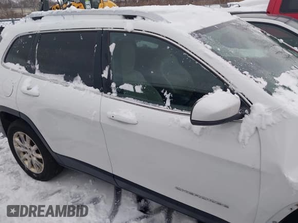 ✅ 2016 Jeep Cherokee Limited • VIN: 1C4PJMDS4GW300243 • Lot: 43831215. Wystawiony na IAAI z przebiegiem 341 024 mil. Bezpłatny archiwum sprzedaży aukcyjnych z USA i szczegółowy raport historii pojazdu na DreamBid. Zdjęcie 13.