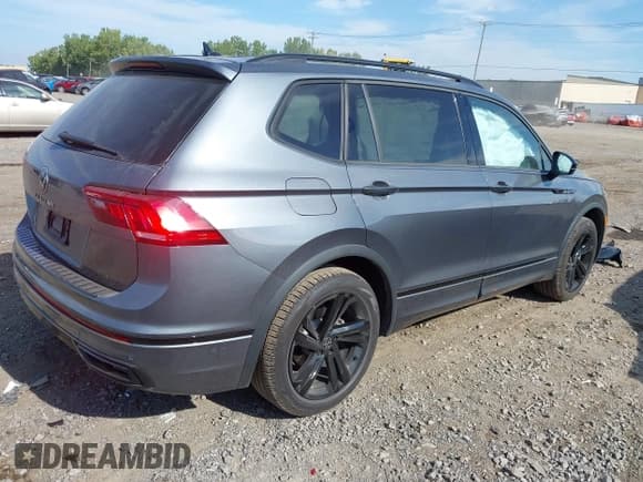 ✅ 2024 Volkswagen Tiguan SE R-Line Black • VIN: 3VVCB7AX5RM210391 • Lot: 43235811. Wystawiony na IAAI z przebiegiem 7 922 mil. Bezpłatny archiwum sprzedaży aukcyjnych z USA i szczegółowy raport historii pojazdu na DreamBid. Zdjęcie 4.