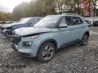 ✅ 2025 Hyundai Venue SEL • VIN: KMHRC8A33SU359128 • Лот: 87280895. Опубликован ранее на Copart с пробегом 3 672 миль. Бесплатный доступ к архиву аукционных продаж из США и подробный отчёт об истории автомобиля на DreamBid. Изображение 1.