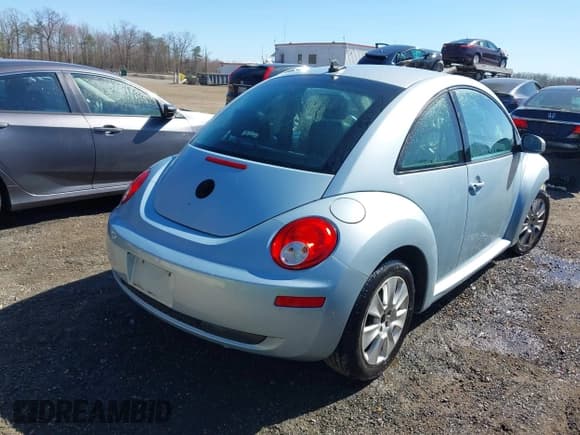 ✅ 2010 Volkswagen Beetle • VIN: 3VWRW3AG2AM018644 • Lot: 41815380. Wystawiony na IAAI z przebiegiem 99 738 mil. Bezpłatny archiwum sprzedaży aukcyjnych z USA i szczegółowy raport historii pojazdu na DreamBid. Zdjęcie 4.