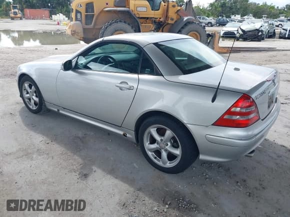 ✅ 2001 Mercedes-Benz SLK 230/320 • VIN: WDBKK65F81F185298 • Lot: 42963336. Listed on IAAI with 73,700 mi. Free auction sales archive from the USA and detailed vehicle history report at DreamBid. Image 3.