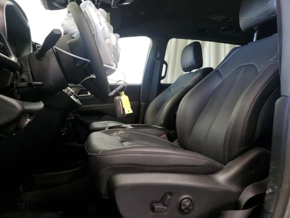 ✅ 2025 Chrysler Pacifica Hybrid Select • VIN: 2C4RC1S7XSR572152 • Lot: 84578995. Listed on Copart with 1,386 mi. Free auction sales archive from the USA and detailed vehicle history report at DreamBid. Image 7.