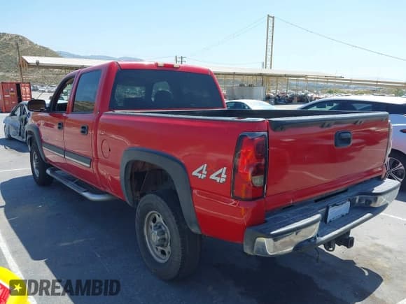 ✅ 2005 Chevrolet Silverado 2500HD LS • VIN: 1GCHK23U85F835517 • Lot: 42348998. Wystawiony na IAAI z przebiegiem 206 783 mil. Bezpłatny archiwum sprzedaży aukcyjnych z USA i szczegółowy raport historii pojazdu na DreamBid. Zdjęcie 3.