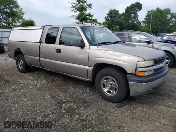 2002 Chevrolet Silverado 1500 z VIN 1GCEC19V82E279611, wystawiony jako Copart lot #63974715 z przebiegiem 242 944 mil mil oraz Szkoda całkowita • Salvage title. Historia ofert i sprzedaży dostępna na DreamBid. Obrazek 4.