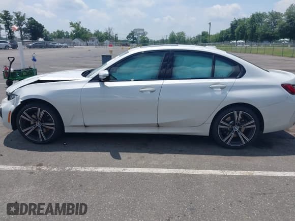 ✅ 2023 BMW 3 Series 330i xDrive • VIN: 3MW89FF00P8D53242 • Lot: 42638011. Listed on IAAI with 24,586 mi. Free auction sales archive from the USA and detailed vehicle history report at DreamBid. Image 14.