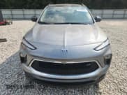 ✅ 2025 Buick Encore GX Sport Touring • VIN: KL4AMDSL9SB051621 • Lot: 81190985. Wystawiony na Copart z przebiegiem 16 353 mil. Bezpłatny archiwum sprzedaży aukcyjnych z USA i szczegółowy raport historii pojazdu na DreamBid. Zdjęcie 5.