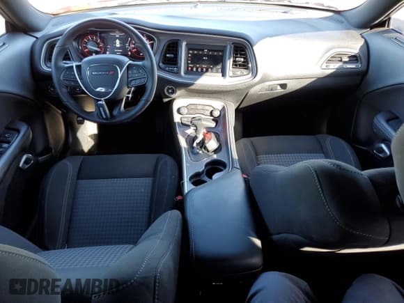 ✅ 2022 Dodge Challenger SXT • VIN: 2C3CDZAG1NH182266 • Lot: 80515843. Wystawiony na Copart z przebiegiem 16 593 mil. Bezpłatny archiwum sprzedaży aukcyjnych z USA i szczegółowy raport historii pojazdu na DreamBid. Zdjęcie 8.