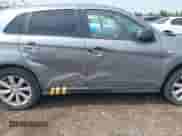 2013 Mitsubishi Outlander ES z VIN 4A4AR3AU8DE011083, wystawiony jako IAAI lot #43124485 z przebiegiem 90 264 mil mil oraz . Historia ofert i sprzedaży dostępna na DreamBid. Obrazek 6.