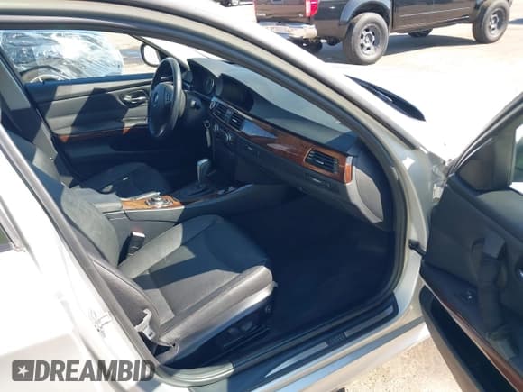 ✅ 2011 BMW 3 Series 328i • VIN: WBAPH5G57BNM83236 • Lot: 43295180. Wystawiony na IAAI z przebiegiem 101 914 mil. Bezpłatny archiwum sprzedaży aukcyjnych z USA i szczegółowy raport historii pojazdu na DreamBid. Zdjęcie 5.